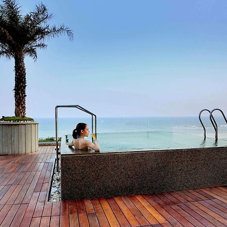 Novotel Visakhapatnam Varun Beach Exterior foto Infinity pool at the hotel