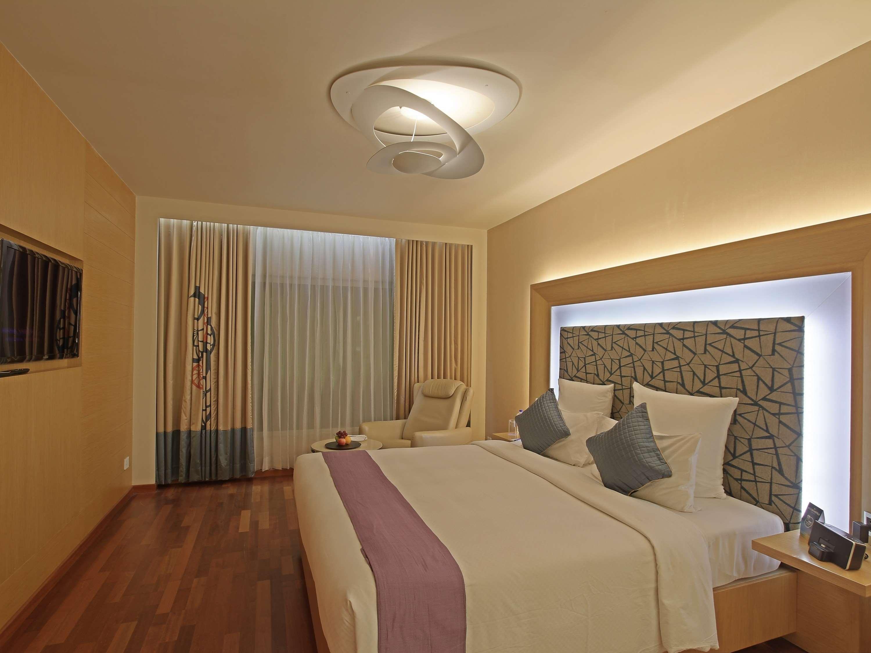 Novotel Visakhapatnam Varun Beach Exterior foto A bedroom at the hotel