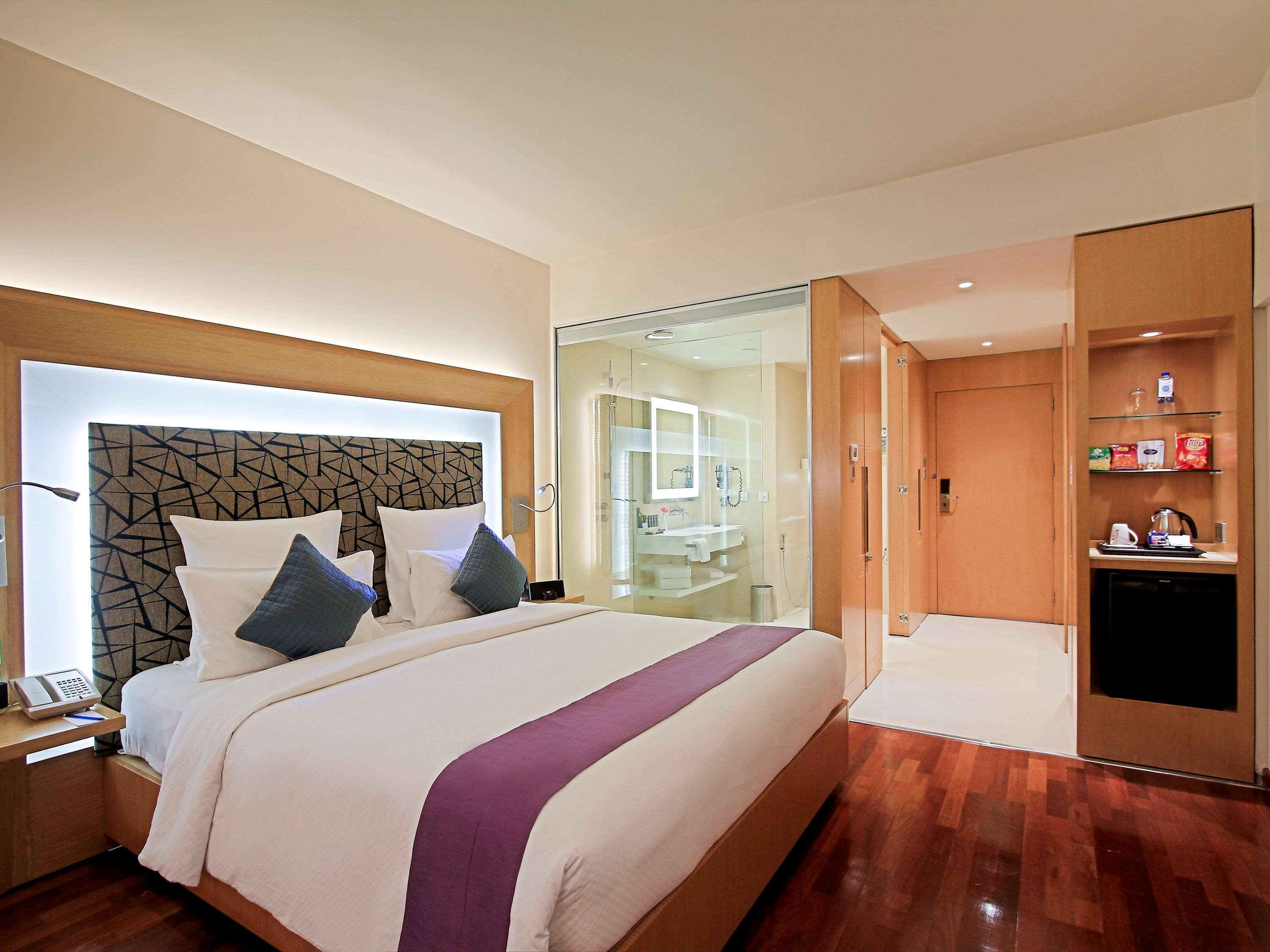 Novotel Visakhapatnam Varun Beach Exterior foto A room at the hotel