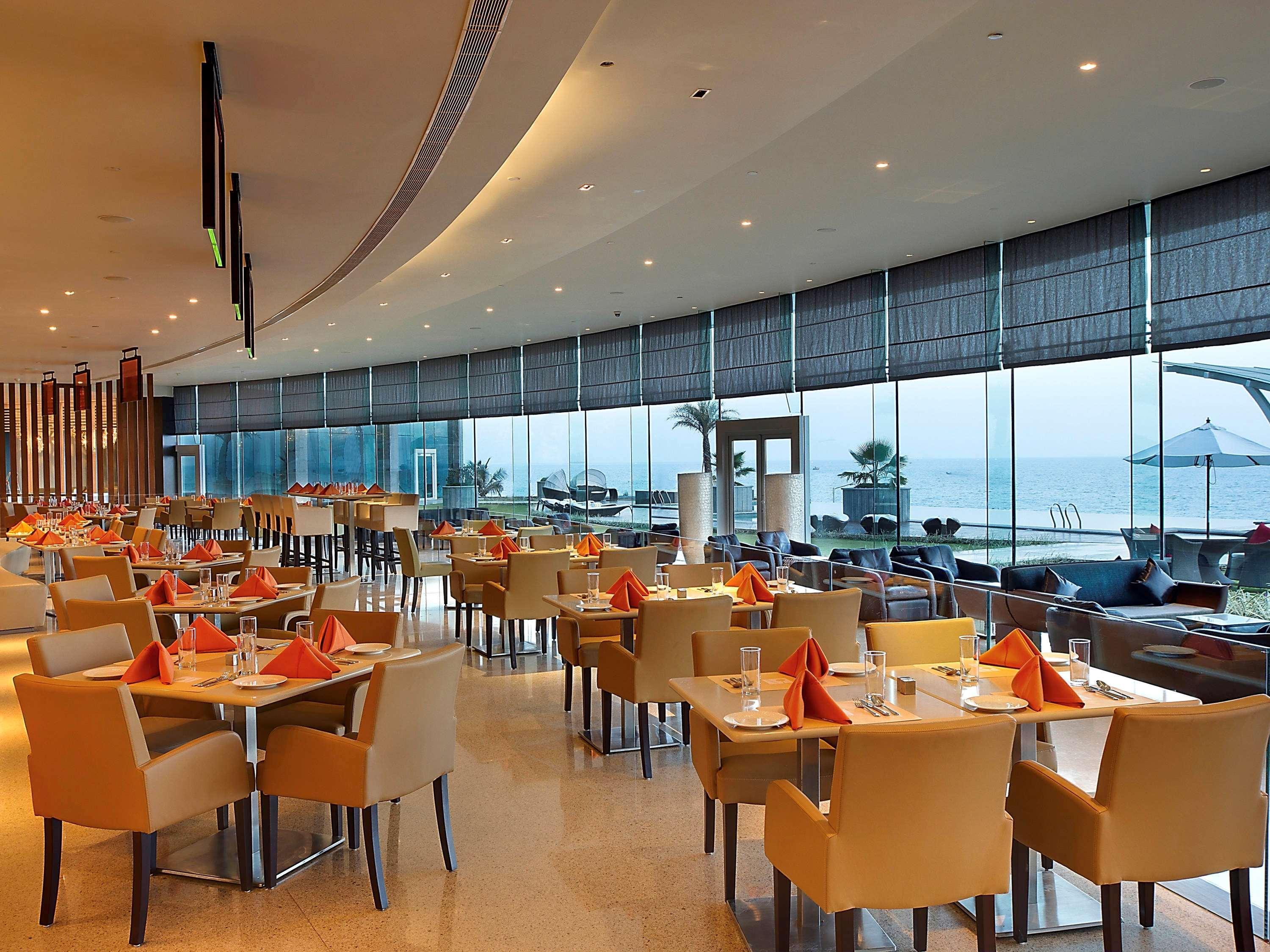 Novotel Visakhapatnam Varun Beach Exterior foto The restaurant