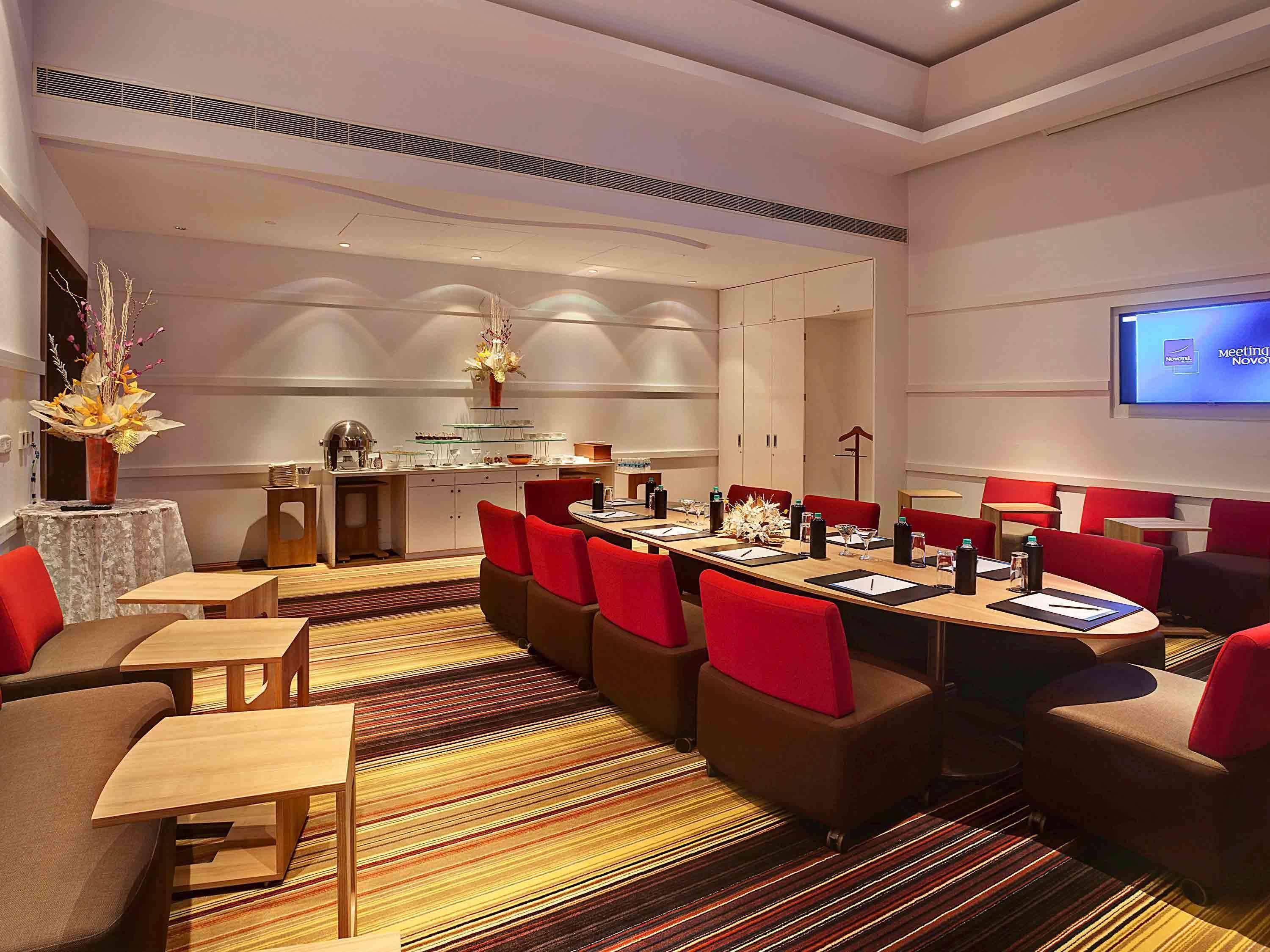 Novotel Visakhapatnam Varun Beach Exterior foto A meeting room at the hotel