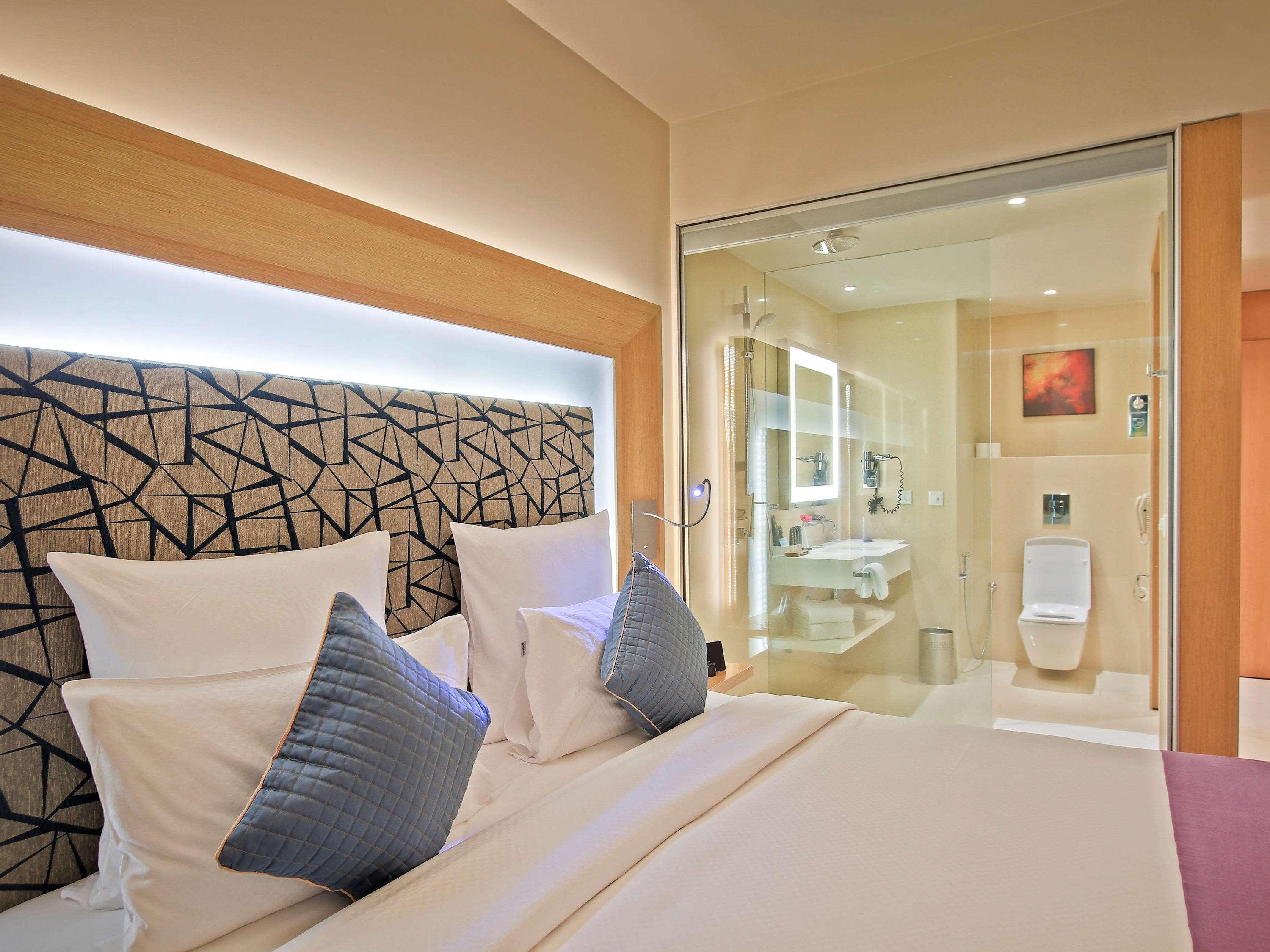 Novotel Visakhapatnam Varun Beach Exterior foto A room at the hotel
