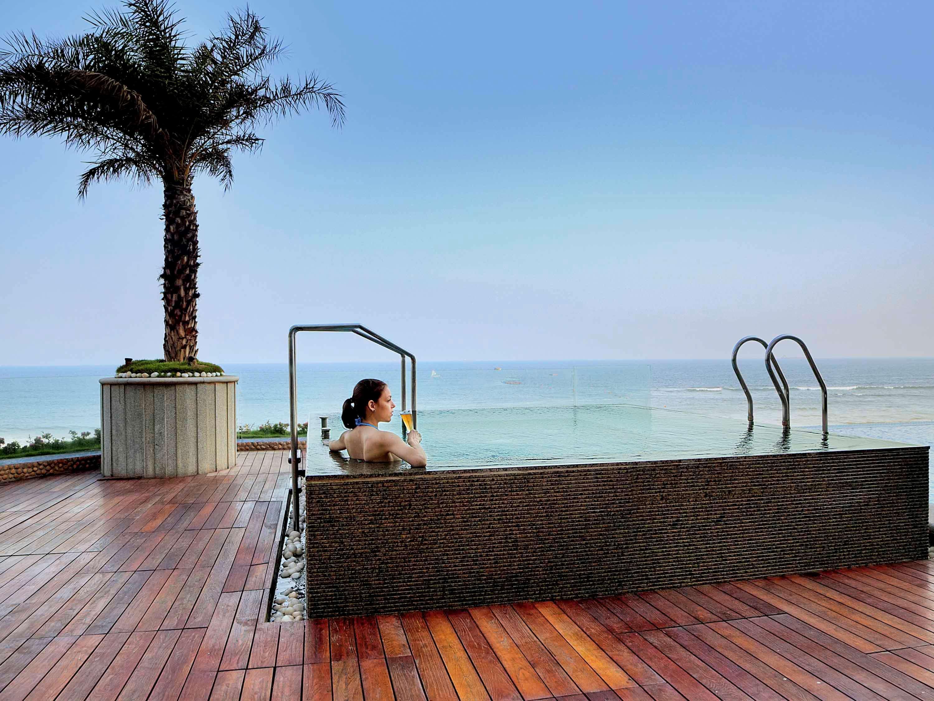 Novotel Visakhapatnam Varun Beach Exterior foto Infinity pool at the hotel