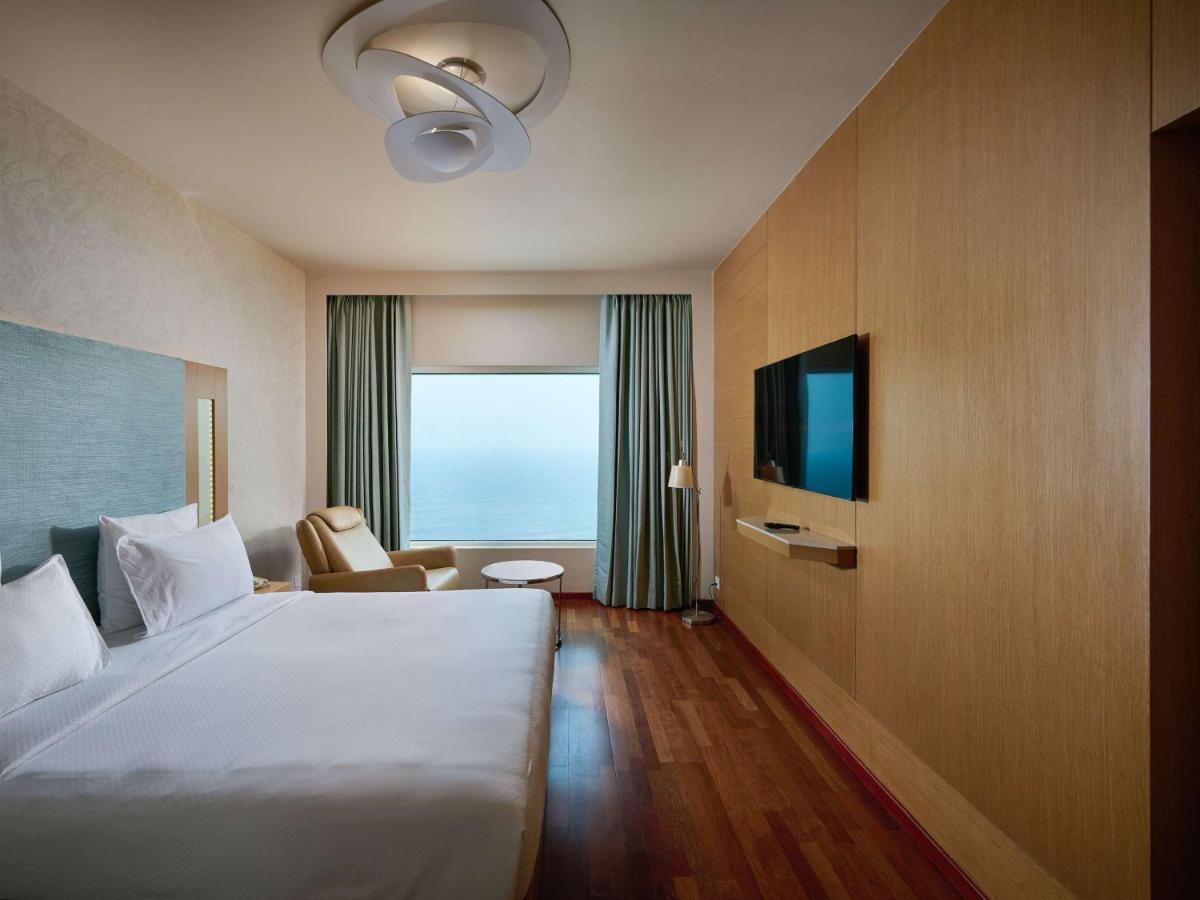 Novotel Visakhapatnam Varun Beach Exterior foto A room at the hotel