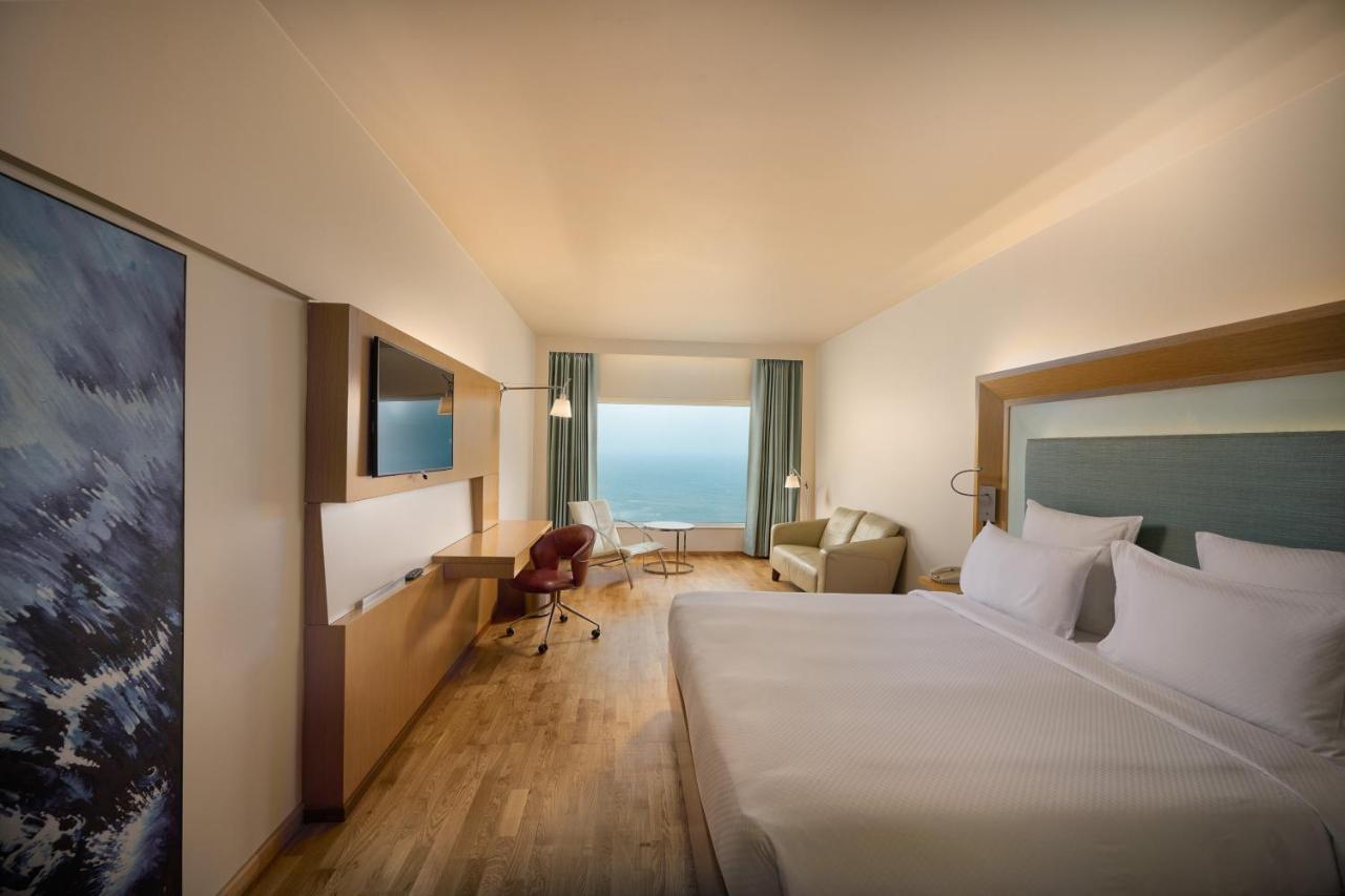 Novotel Visakhapatnam Varun Beach Exterior foto A room at the hotel