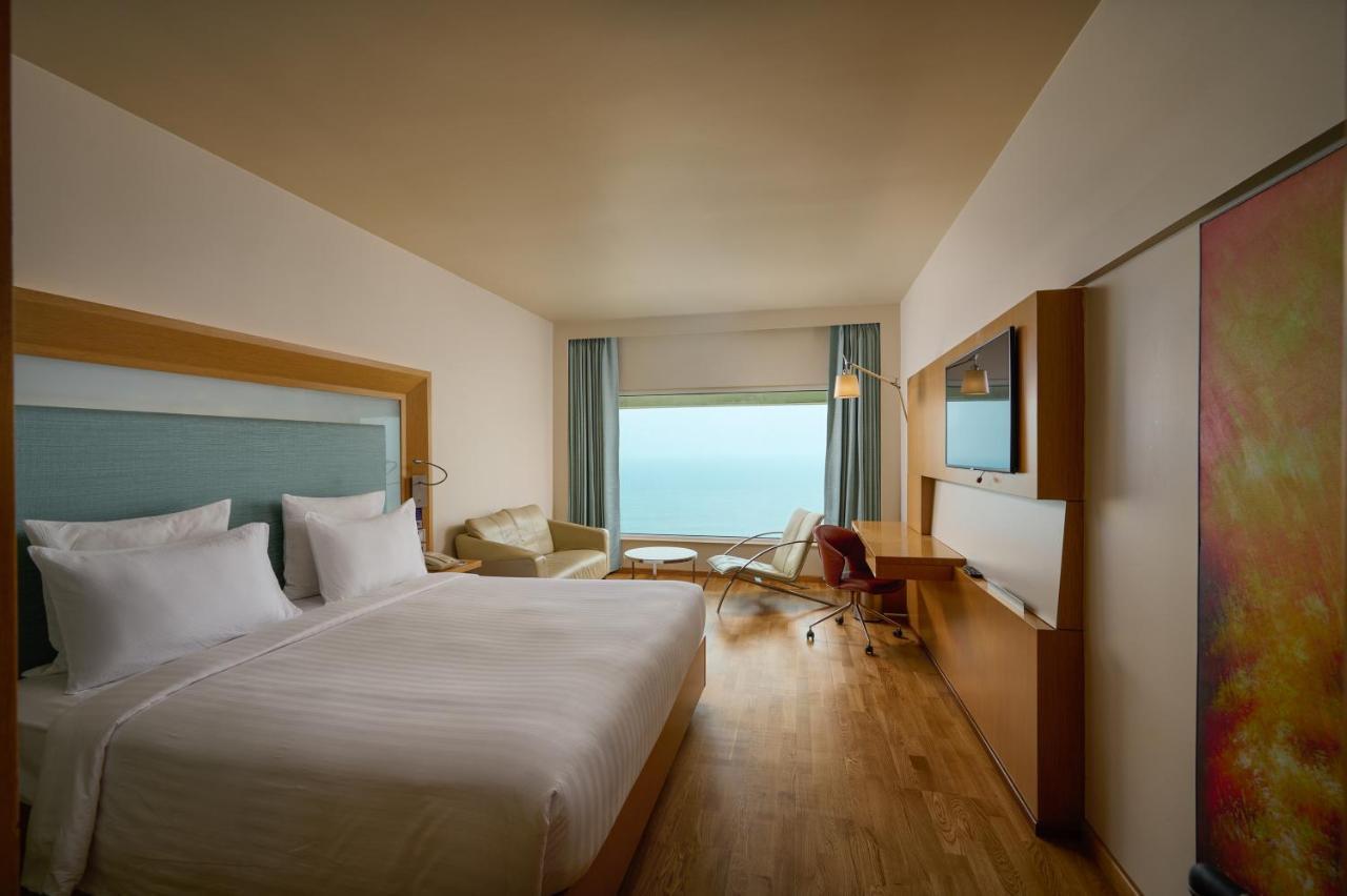 Novotel Visakhapatnam Varun Beach Exterior foto A room at the hotel