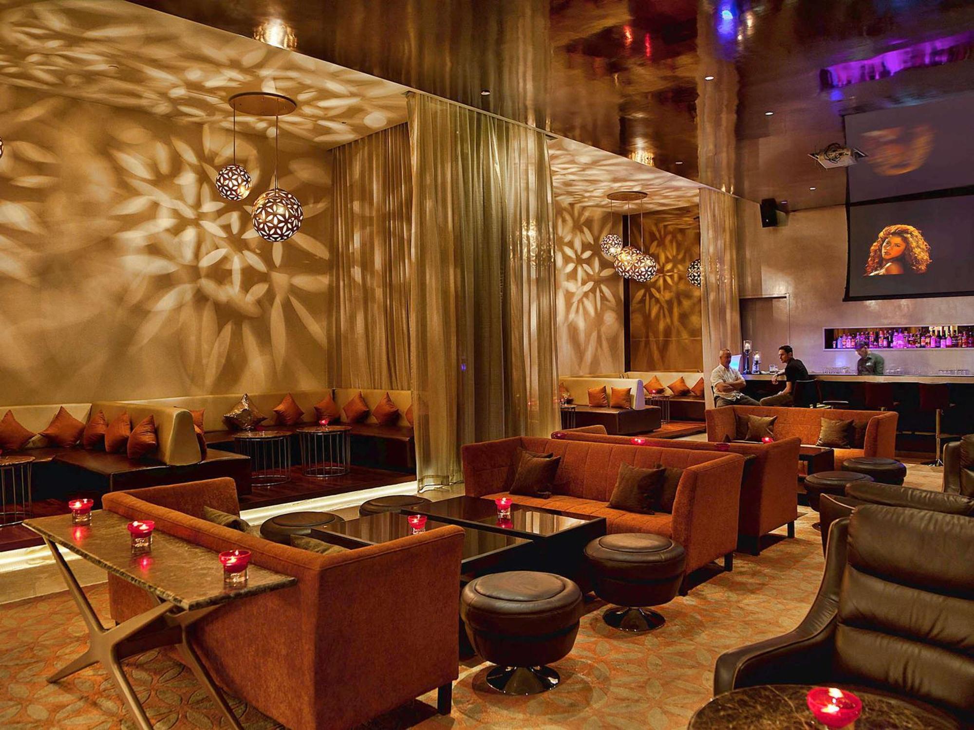 Novotel Visakhapatnam Varun Beach Exterior foto The interior of the nightclub