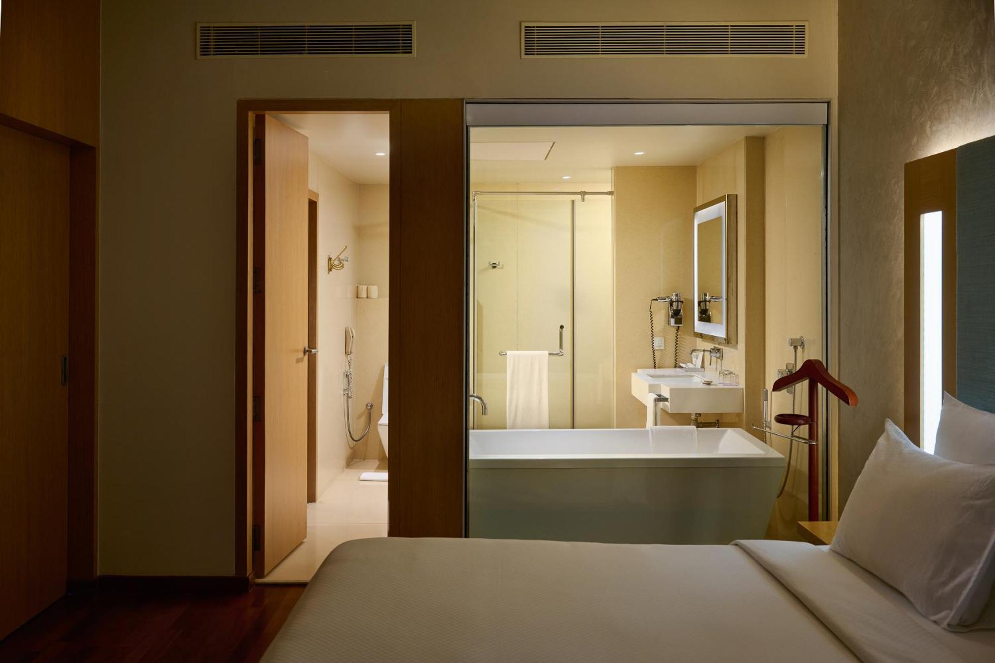 Novotel Visakhapatnam Varun Beach Exterior foto A bathroom in a hotel room