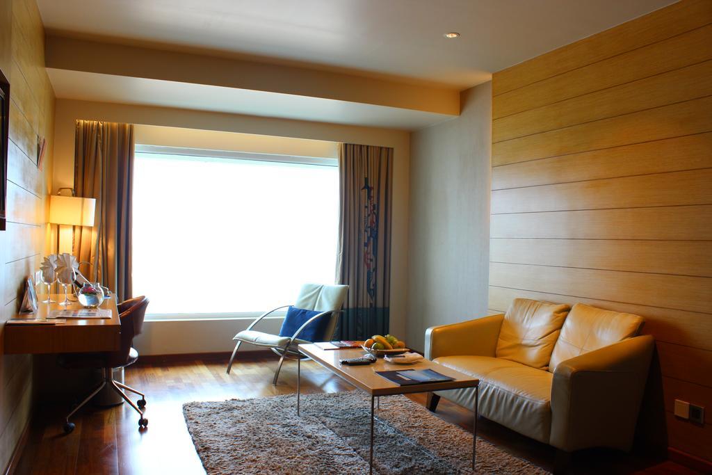 Novotel Visakhapatnam Varun Beach Exterior foto A suite at the Taj Bengal
