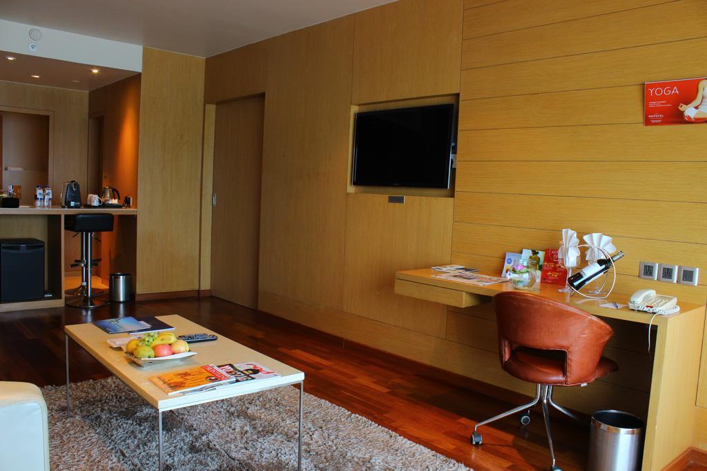 Novotel Visakhapatnam Varun Beach Exterior foto A room at the hotel