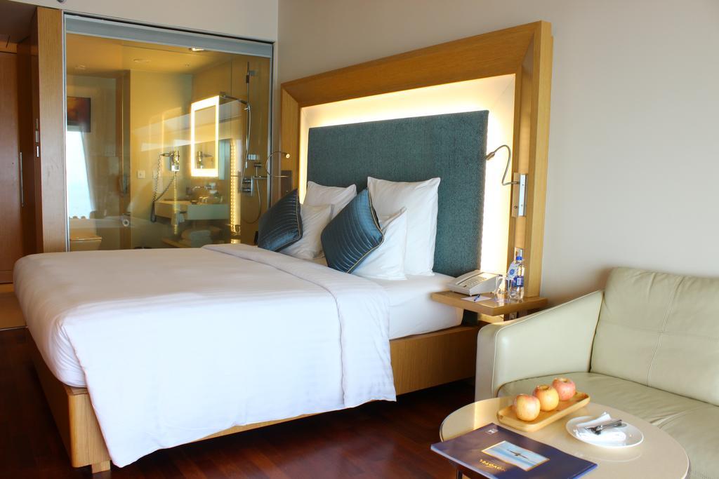 Novotel Visakhapatnam Varun Beach Exterior foto A room at the hotel