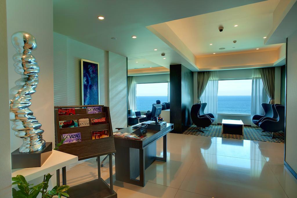 Novotel Visakhapatnam Varun Beach Exterior foto The interior of the club